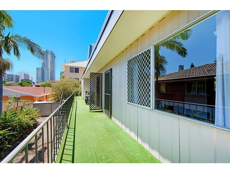 4/19 Darrambal street, Chevron Island QLD 4217