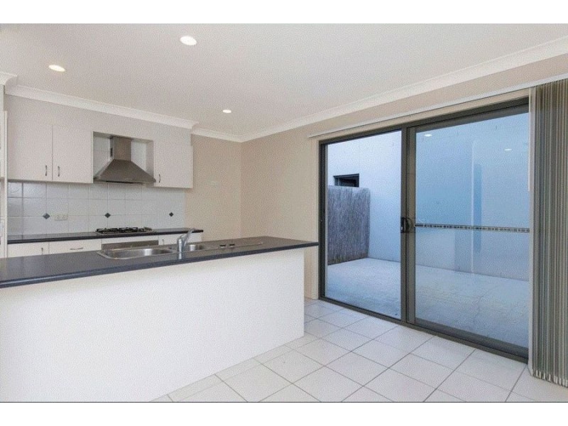 2/16 Seashell Ave, Coomera QLD 4209
