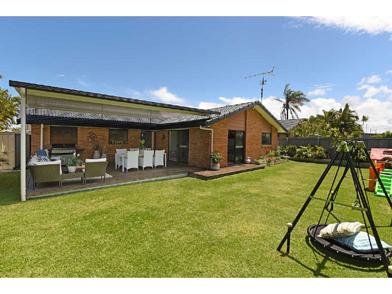 15  Bandaroo Street, Warana QLD 4575