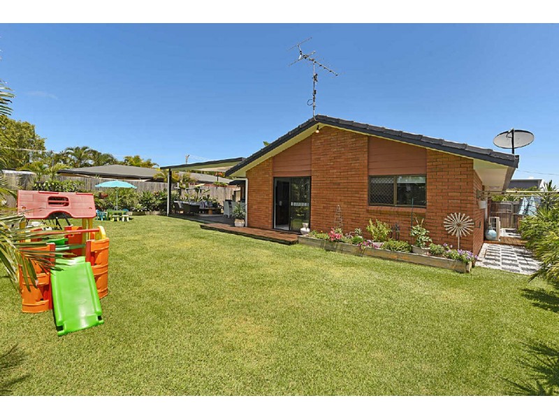 15  Bandaroo Street, Warana QLD 4575