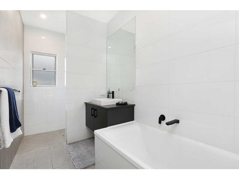 2 Hideaway Street, Birtinya QLD 4575