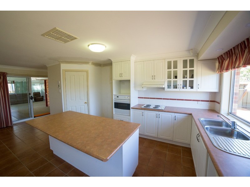 2 Brian Hambly Place, Dubbo NSW 2830