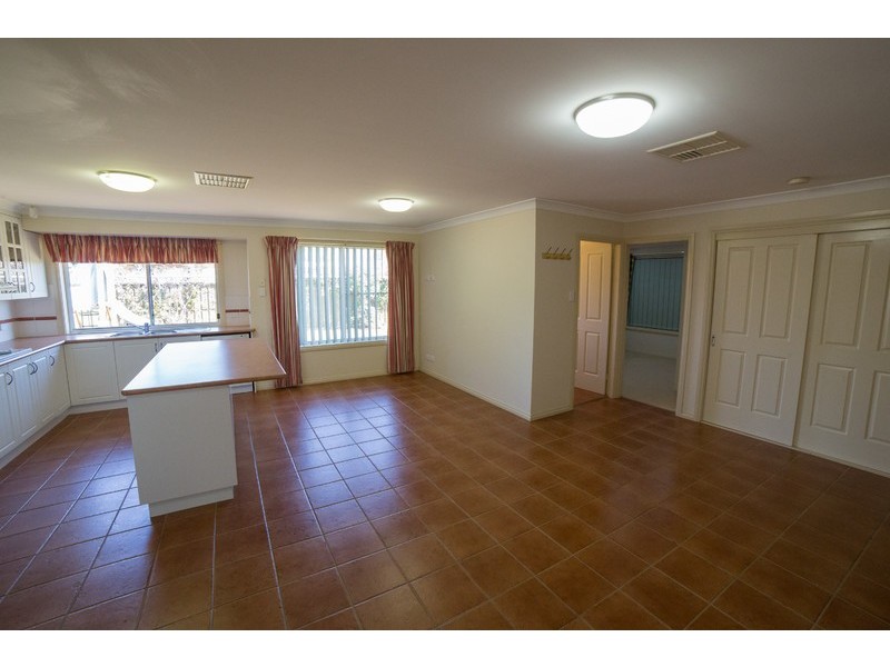 2 Brian Hambly Place, Dubbo NSW 2830