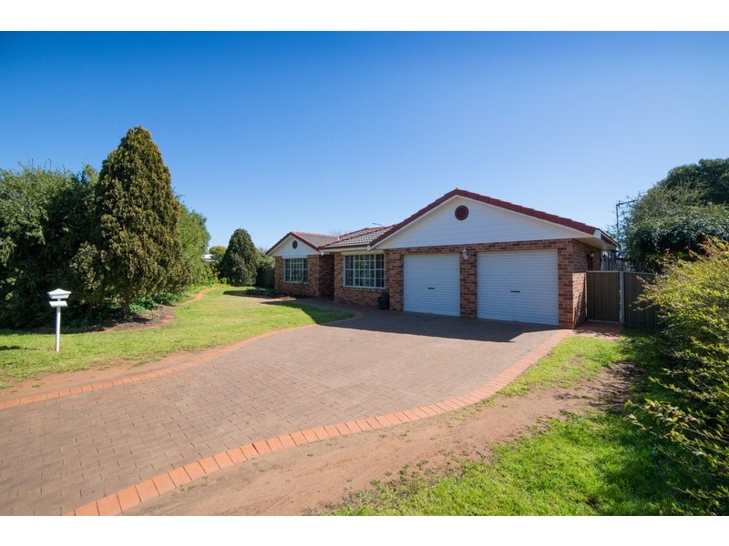 2 Brian Hambly Place, Dubbo NSW 2830