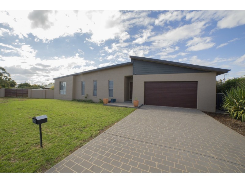 108 Maple Crescent, Narromine NSW 2821