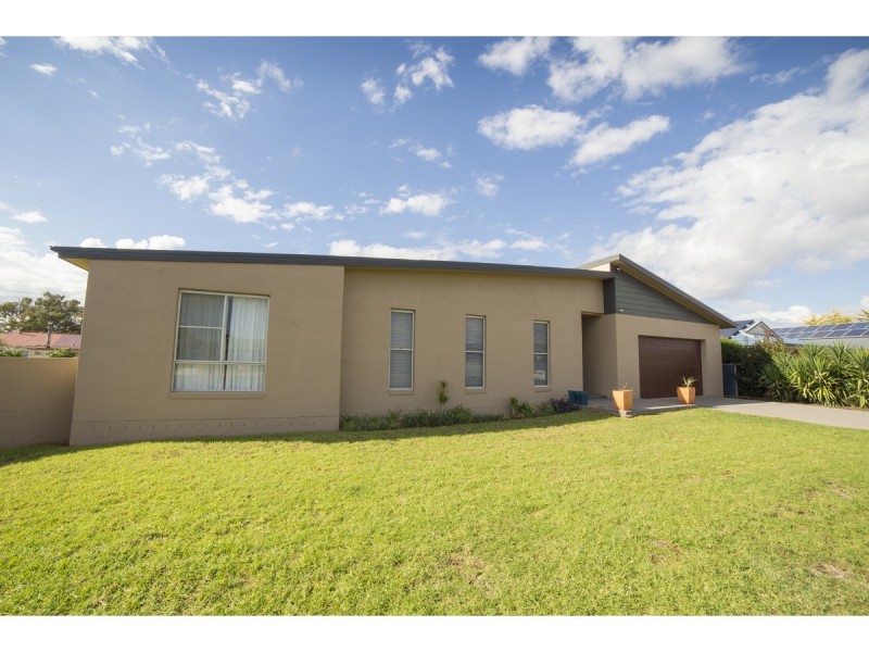 108 Maple Crescent, Narromine NSW 2821