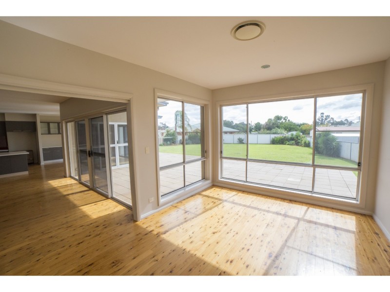 108 Maple Crescent, Narromine NSW 2821