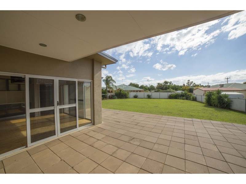 108 Maple Crescent, Narromine NSW 2821