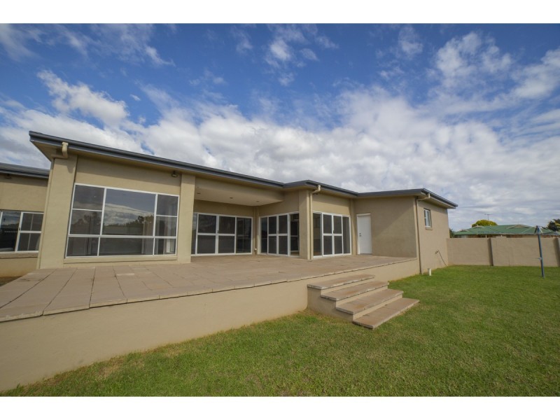 108 Maple Crescent, Narromine NSW 2821