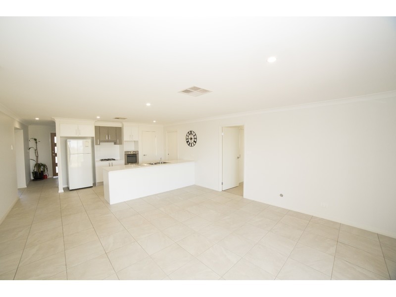 20 Hindmarsh Esplanade, Dubbo NSW 2830