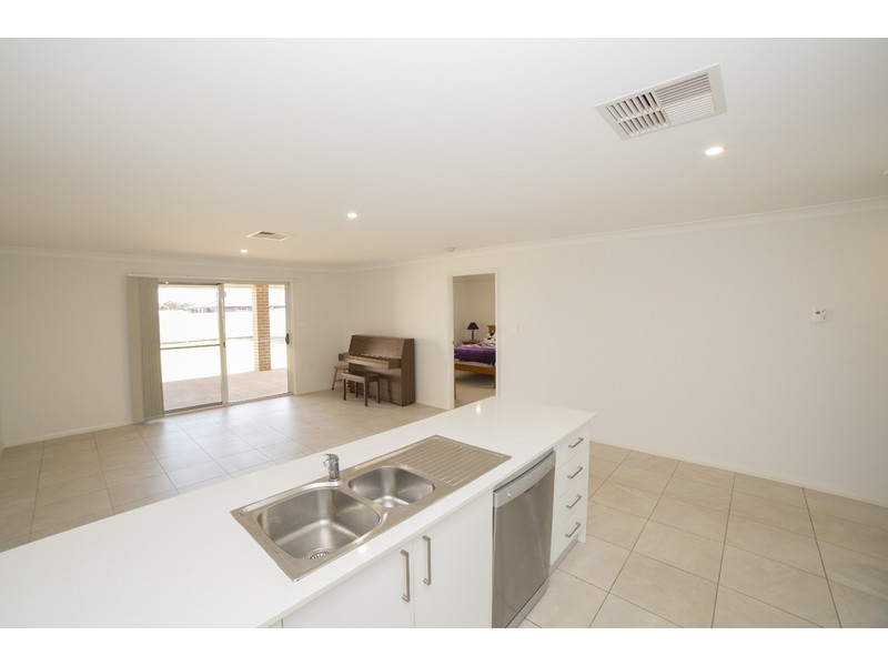 20 Hindmarsh Esplanade, Dubbo NSW 2830