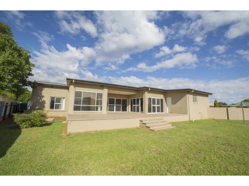 108 Maple Crescent, Narromine NSW 2821