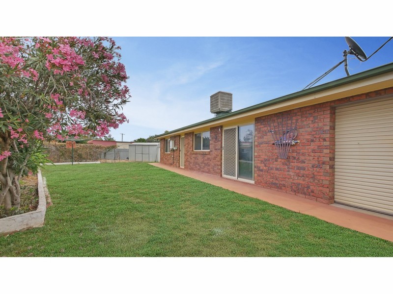 105 Oak Crescent, Narromine NSW 2821