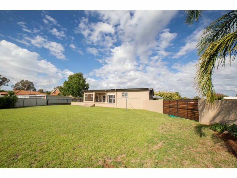 108 Maple Crescent, Narromine NSW 2821