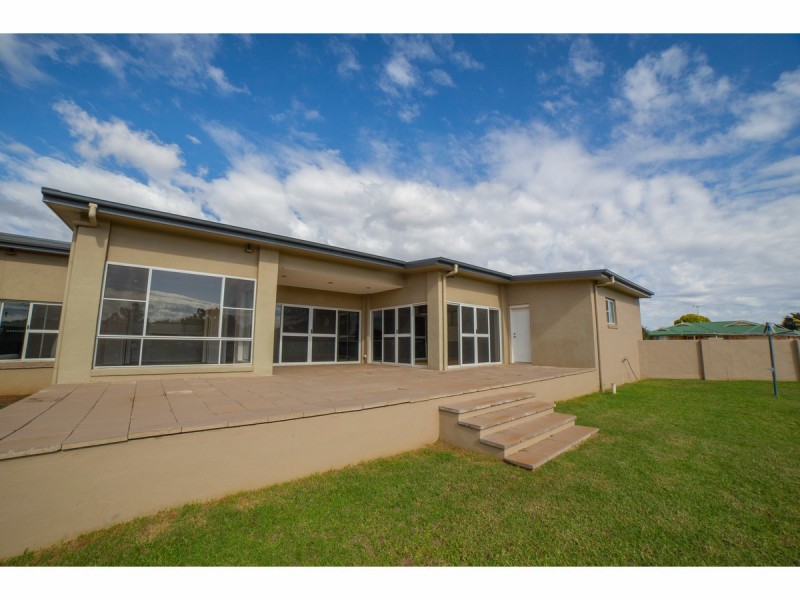 108 Maple Crescent, Narromine NSW 2821