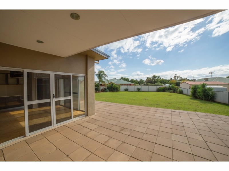 108 Maple Crescent, Narromine NSW 2821