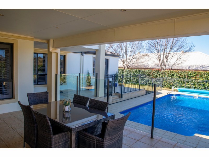 19 Lakeside Circuit, Dubbo NSW 2830