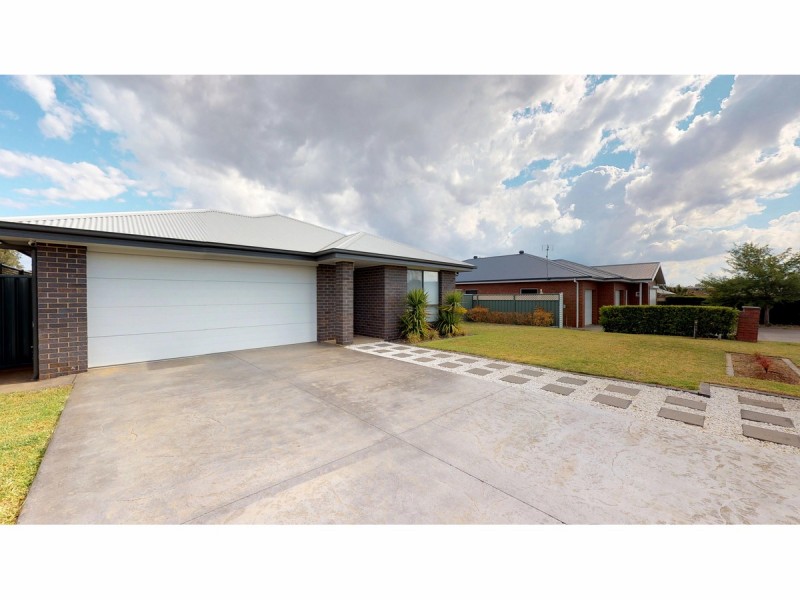 70 Dunheved Circle, Dubbo NSW 2830