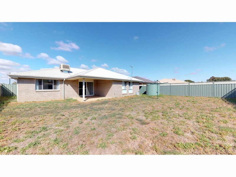 22 Dalbeattie Crescent, Dubbo NSW 2830