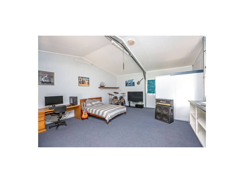 201 Philip Drive, Teddington QLD 4650