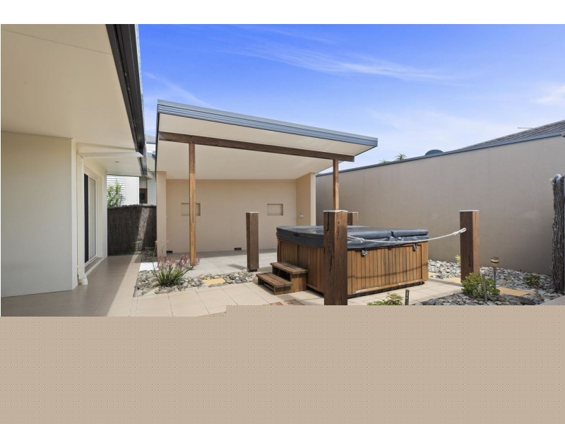 18 San Simeon Circuit, Sapphire Beach NSW 2450