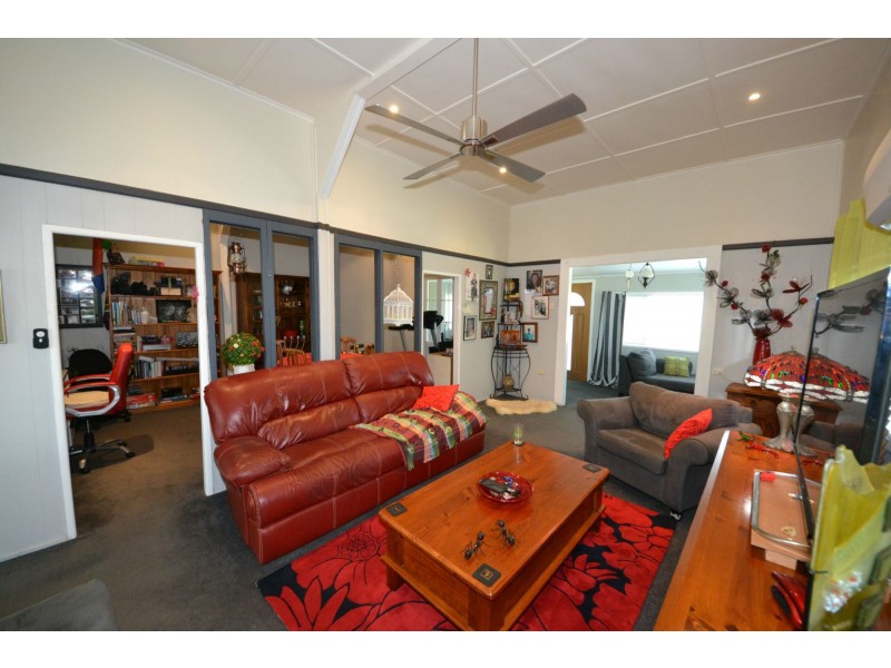 32 Crown Street, Mount Morgan QLD 4714