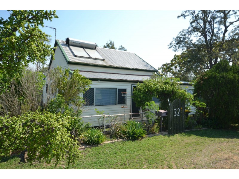 32 Crown Street, Mount Morgan QLD 4714