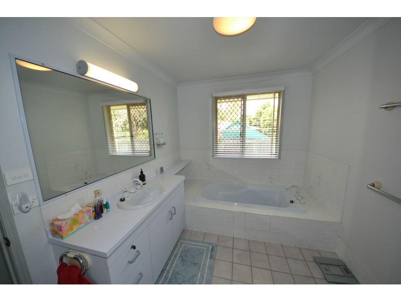 11 Blyth Avenue, Gracemere QLD 4702