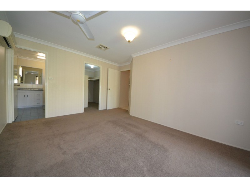 8 Lamb Avenue, Gracemere QLD 4702