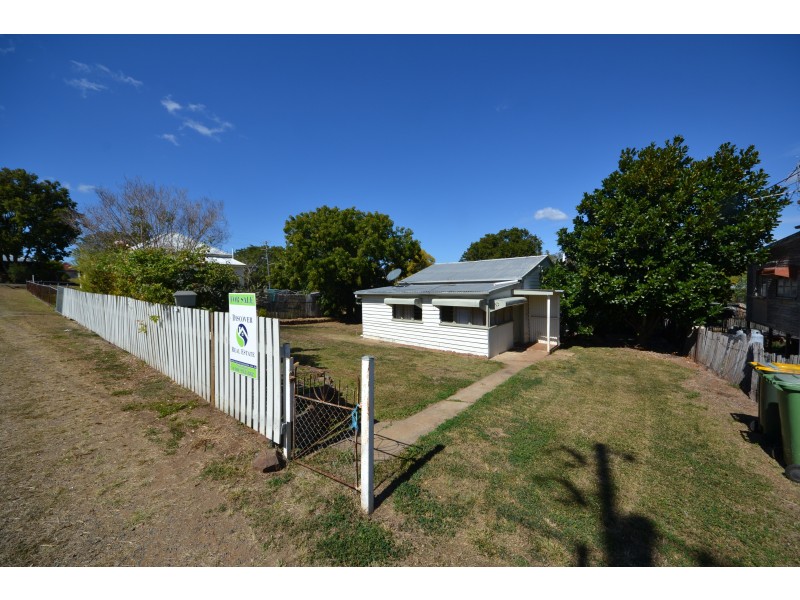 8 Neil Street, Mount Morgan QLD 4714