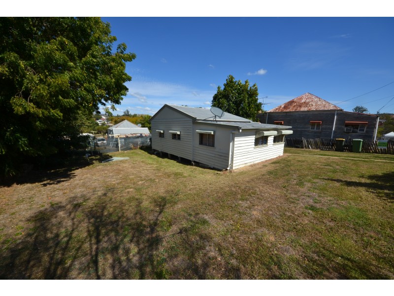 8 Neil Street, Mount Morgan QLD 4714