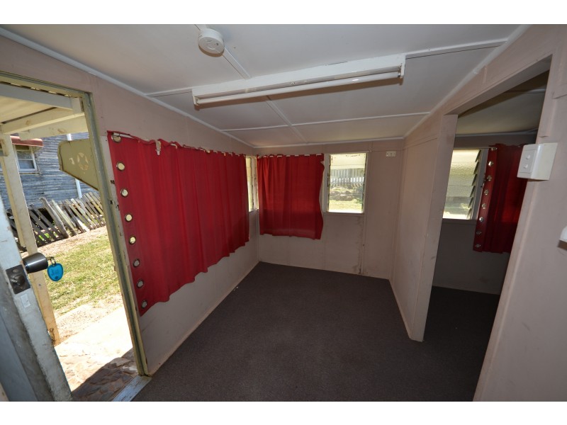 8 Neil Street, Mount Morgan QLD 4714