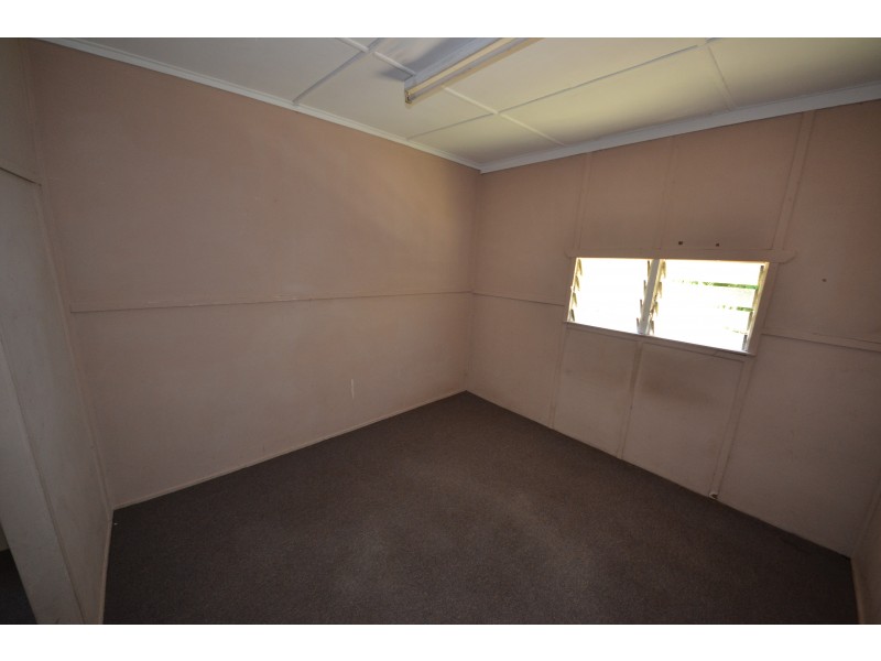 8 Neil Street, Mount Morgan QLD 4714