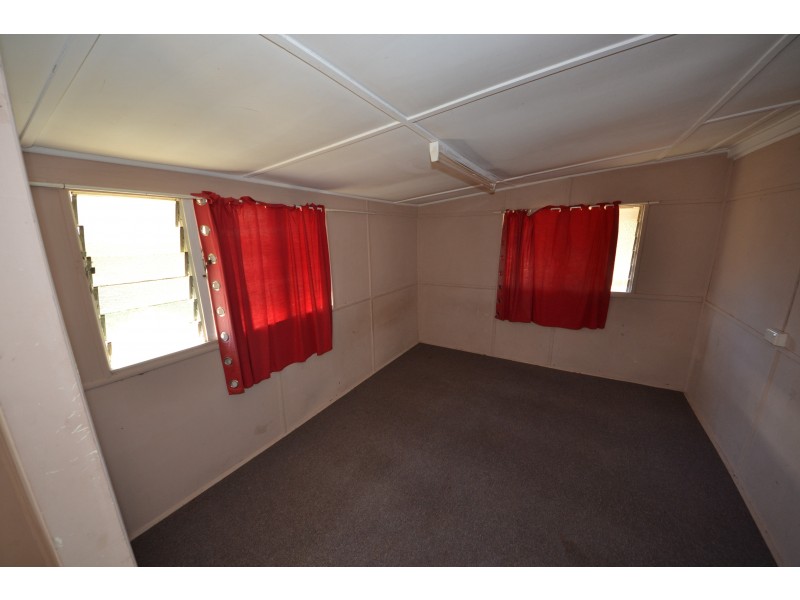 8 Neil Street, Mount Morgan QLD 4714