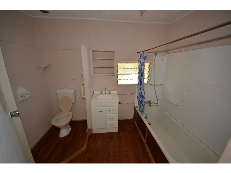 8 Neil Street, Mount Morgan QLD 4714