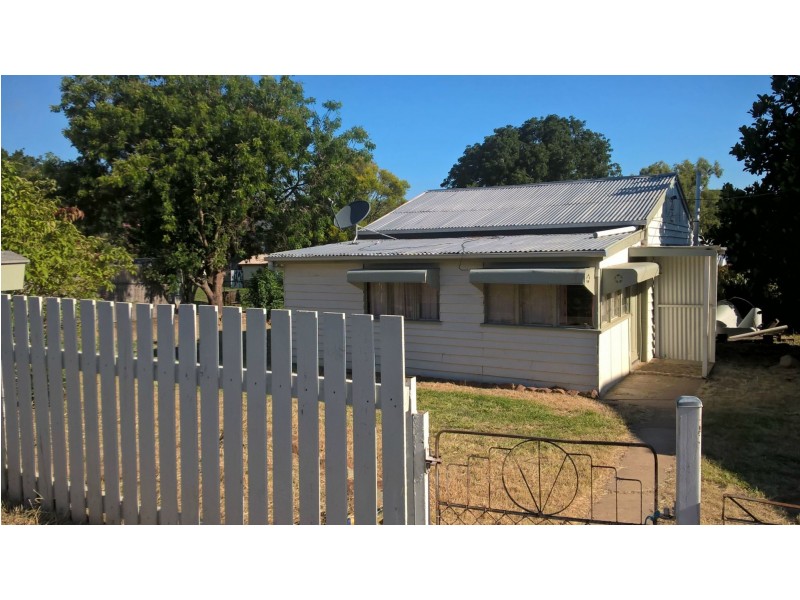 8 Neil Street, Mount Morgan QLD 4714