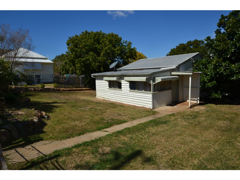 8 Neil Street, Mount Morgan QLD 4714