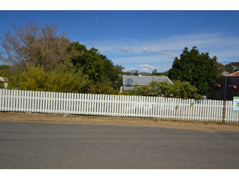 8 Neil Street, Mount Morgan QLD 4714