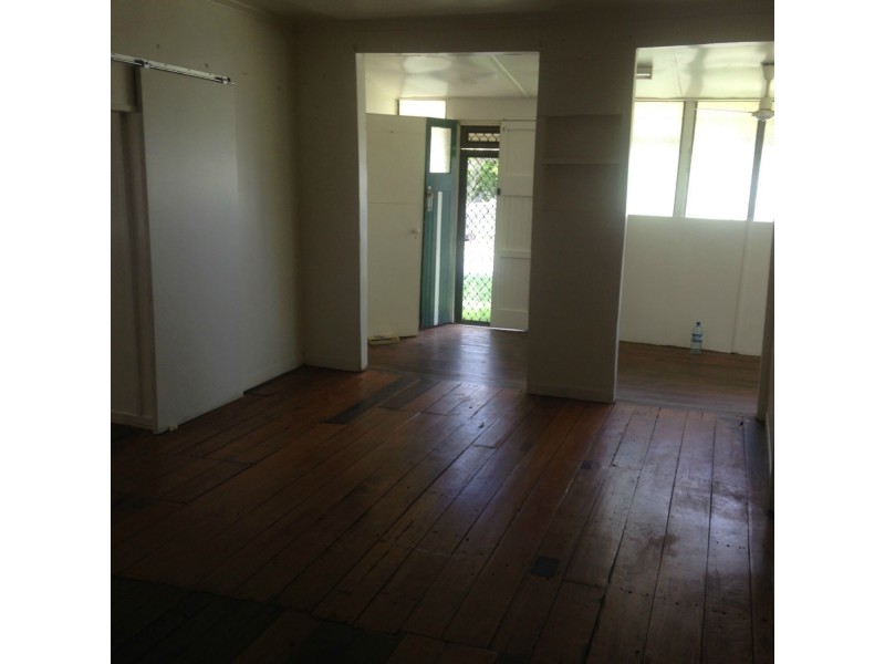 8 Queen Street, Mount Morgan QLD 4714