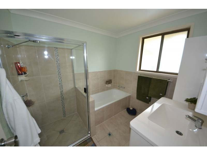 3 Clara Place, Gracemere QLD 4702