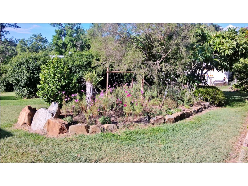 27 Crown Street, Mount Morgan QLD 4714