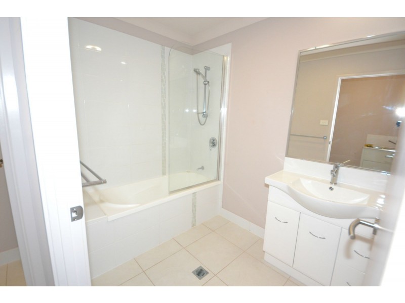 2/181 Lucas Street, Gracemere QLD 4702