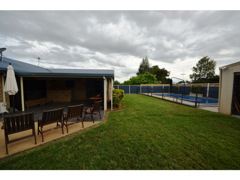 14 Buxton Dr, Gracemere QLD 4702