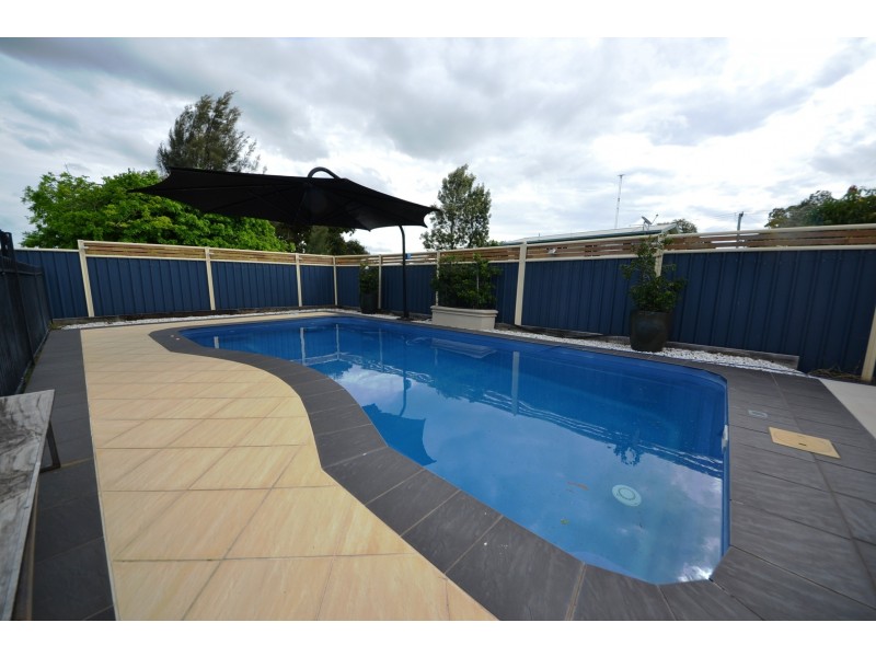 14 Buxton Dr, Gracemere QLD 4702