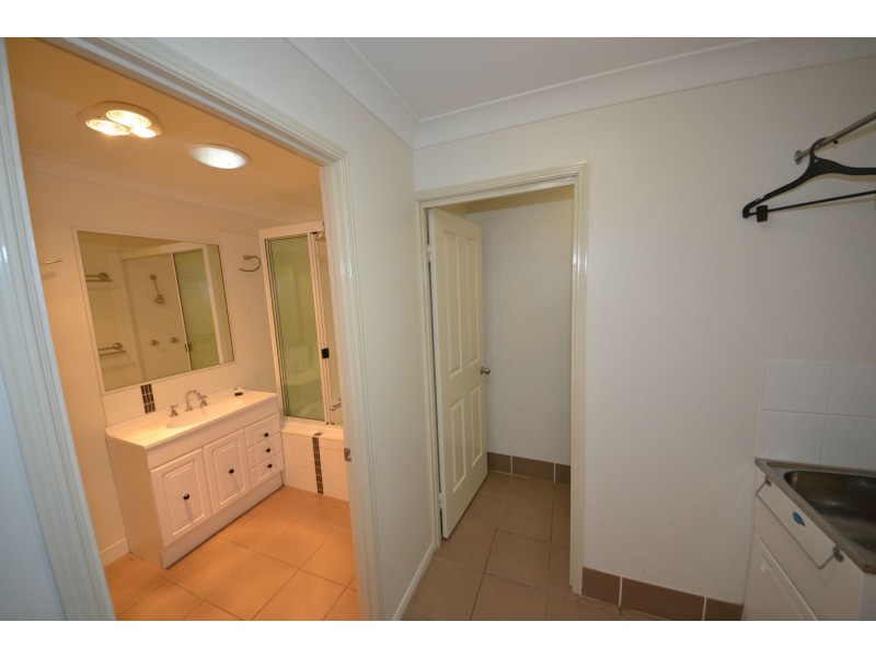 2/7 Poinciana Place, Gracemere QLD 4702