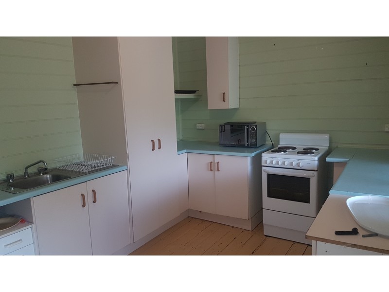 17 Hall St, Mount Morgan QLD 4714