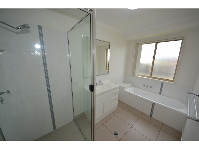 2 Rosella Dr, Gracemere QLD 4702