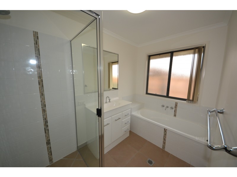 4 Chatterton Bvd, Gracemere QLD 4702