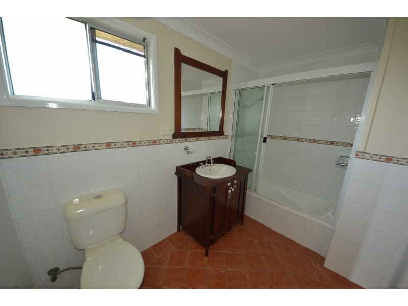 8 Perriman St, Gracemere QLD 4702