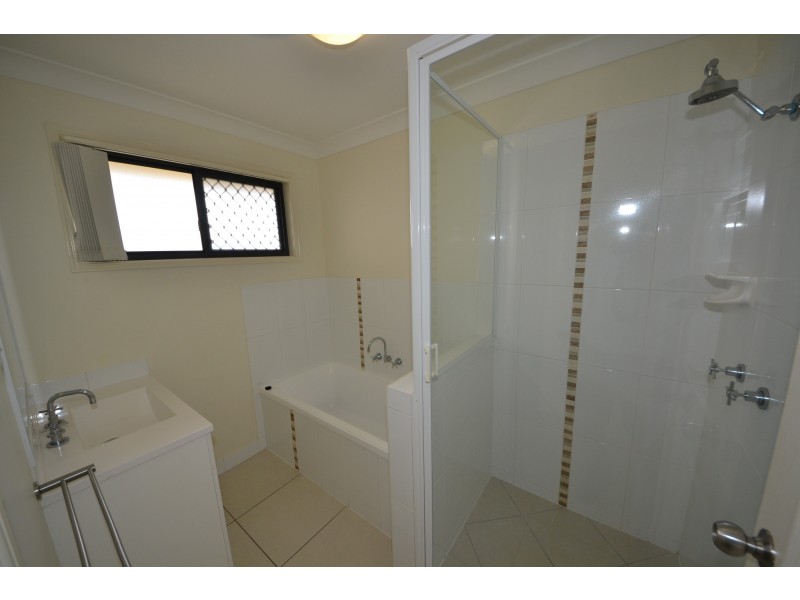 1 Wara Pl, Gracemere QLD 4702